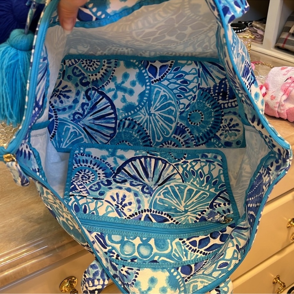NEW Lilly Pulitzer Half Shell With Pom Poms Tote Bag Purse Carry-On Luggage - Picture 5 of 6